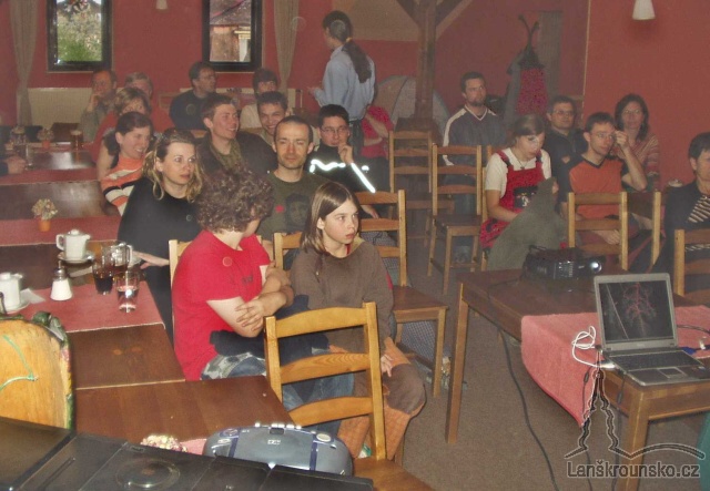 02_Posluchaci se schazeji.jpg